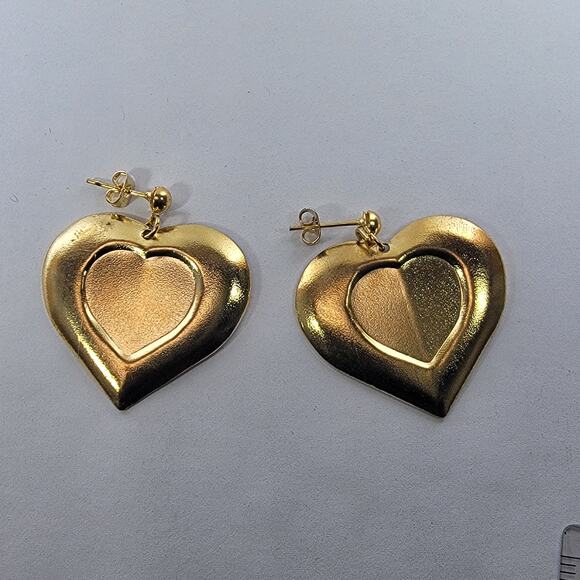 Vintage Gold-Tone Heart-Shaped Earrings Bold, Elegant Design for Every Occasion - Picture 5 of 10